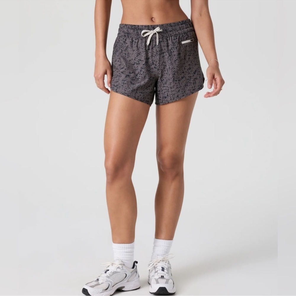 Vuori Clementine 2.5” inch short 2.0 color Chia stucco size small